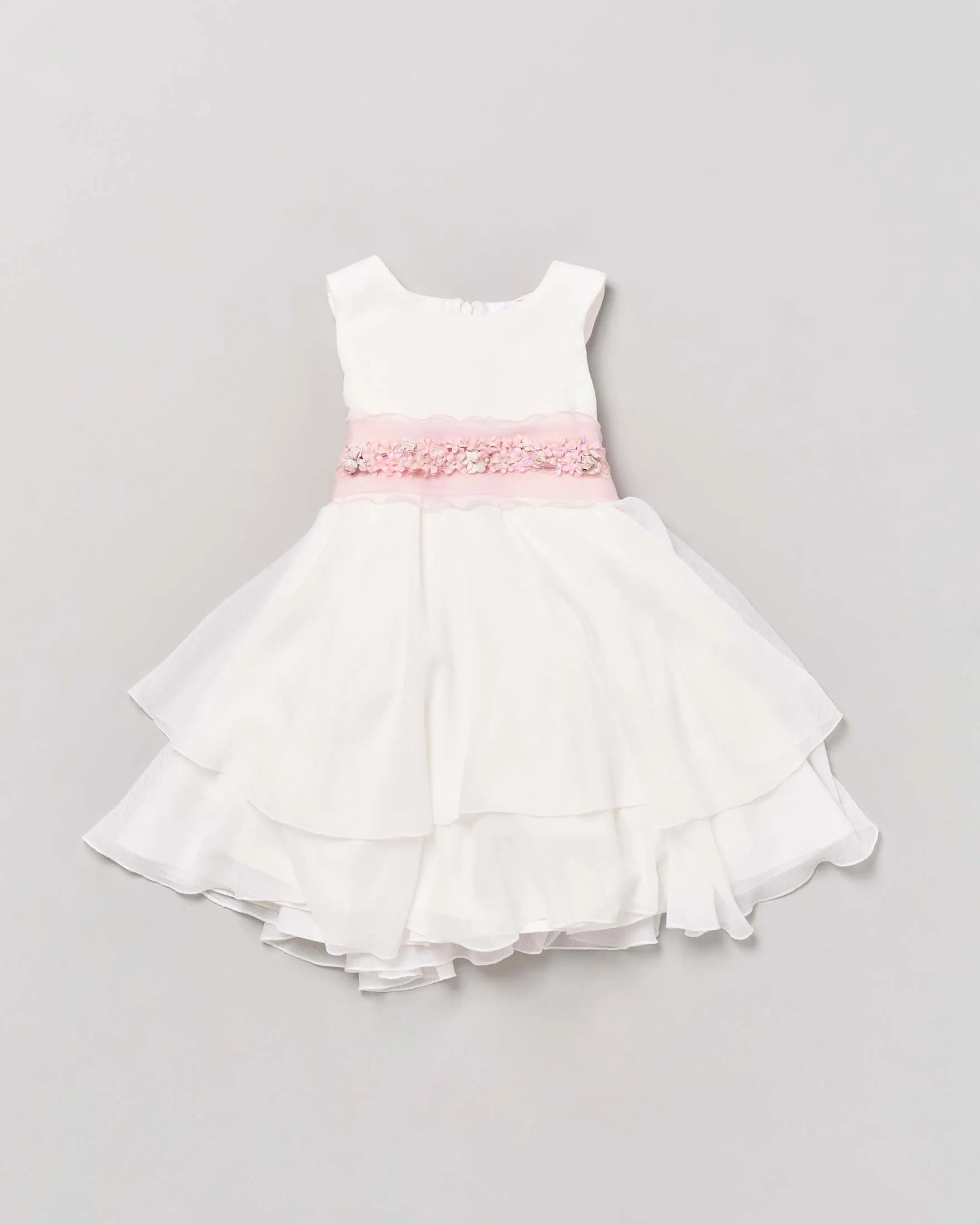 Abito bianco smanicato con gonna a balze e fascia rosa antico con applicazione floreale 10 anni