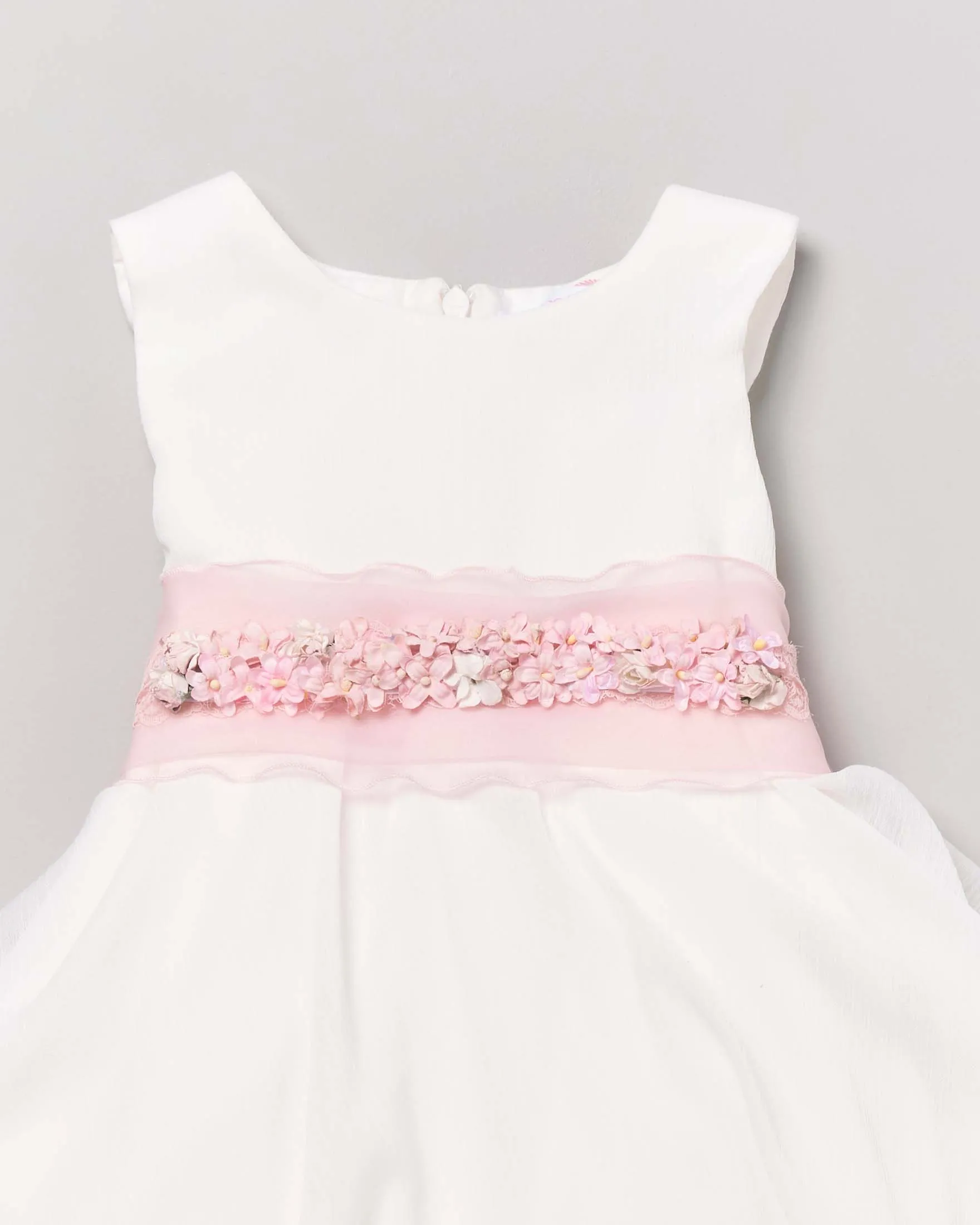Abito bianco smanicato con gonna a balze e fascia rosa antico con applicazione floreale 10 anni