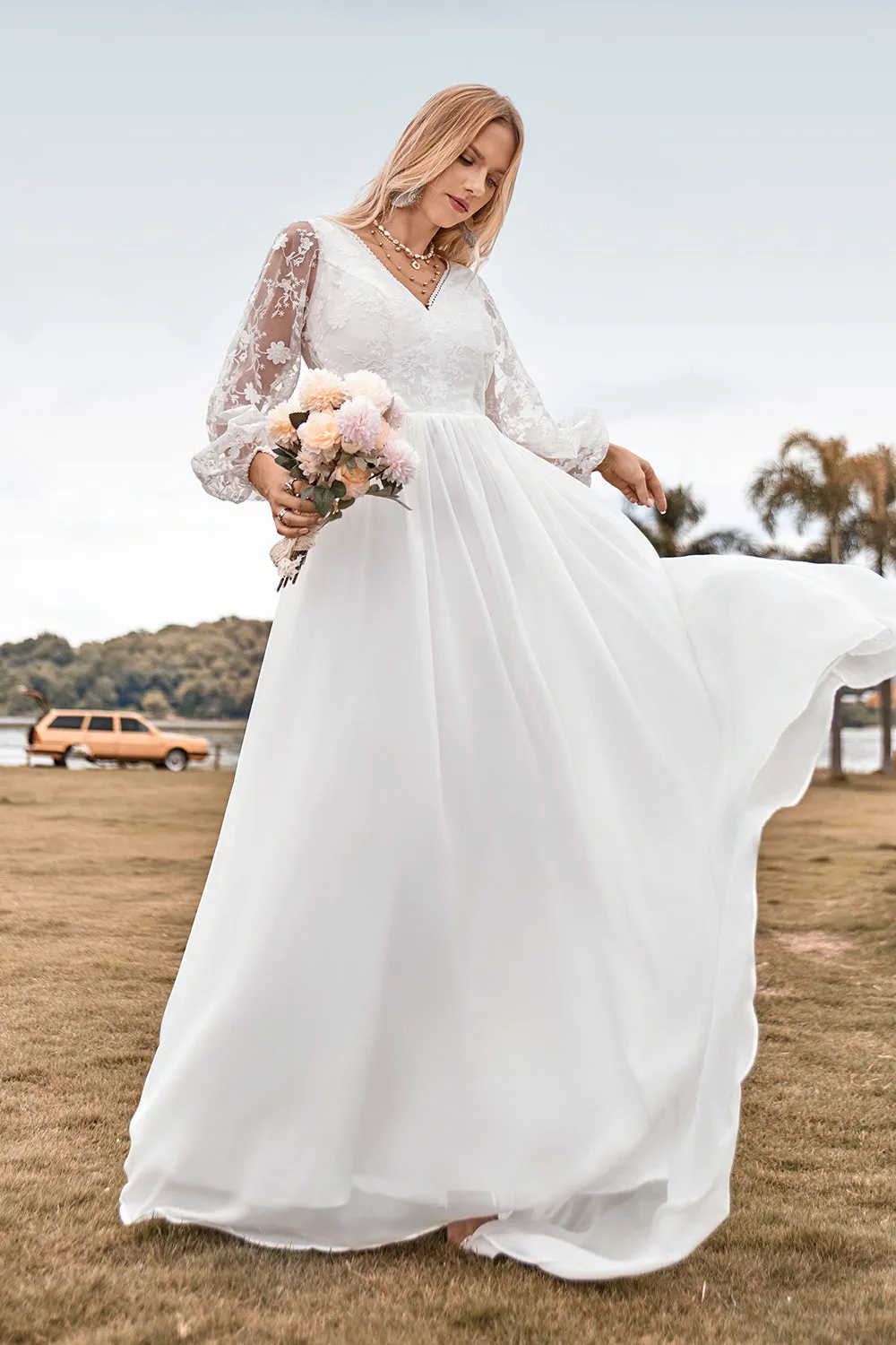Abito da sposa Boho a trapezio in chiffon avorio con scollo a V e pizzo