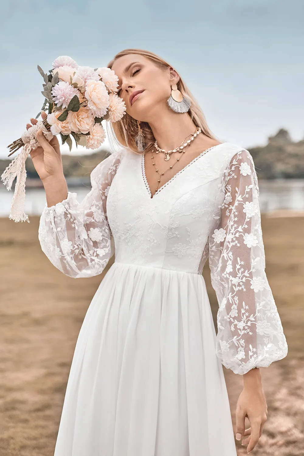 Abito da sposa Boho a trapezio in chiffon avorio con scollo a V e pizzo